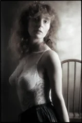 Femme en noir et blanc, lumière modelante