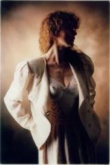 Femme photographiée dans la sobriété et la grâce
