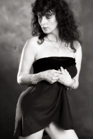 Élégance féminine dans une pose naturelle