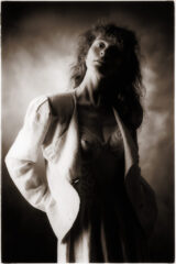 Femme en noir et blanc, lumière modelante